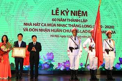 Hà Nội: Nhà hát Ca múa nhạc Thăng Long đón Huân chương Lao động hạng Ba
