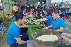 Trắng đêm làm bánh gửi vùng lũ