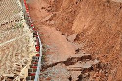 Đường vào thắng cảnh thác Liêng Nung hàng chục tỉ chưa bàn giao đã sạt lở kinh khủng