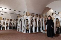 Rợn người 'thánh địa' của người chết tại Italy