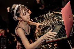 Khoe ảnh đi làm, DJ Mie 'thổi bay' hội gái xinh vì điều này