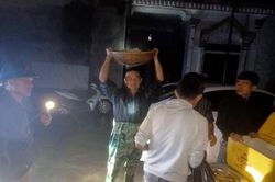 PV Báo Giáo dục & Thời đại tiếp tế đồ ăn cho bà con vùng lũ