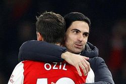 Bị Arsenal loại bỏ, tiền vệ Mesut Ozil viết tâm thư đầy cảm xúc tới NHM