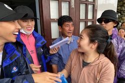 1.500 suất quà Hoa hậu Kỳ Duyên mang đi cứu trợ miền Trung bị nước tràn vào