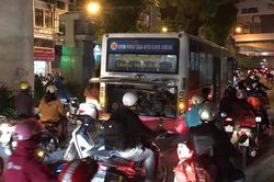 Xe buýt chết máy giữa đường, người dân khổ sở nhích từng tý một