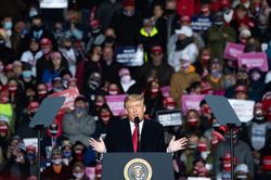 Bầu cử Mỹ: Đội vận động của ông Trump 'đốt' nửa số tiền tranh cử chỉ trong tháng 9