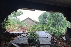 Lở núi, hàng chục ngôi nhà bị 'uy hiếp' sụp đổ bất cứ lúc nào