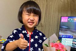 Quỳnh Trần JP khoe con trai tặng quà, điều khiến dân mạng chú ý là ngoại hình khác lạ của bé Sa