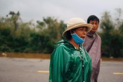 Trực tiếp từ Quảng Trị: Vết chân trần và những con đường chìm trong biển nước