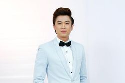Hồ Việt Trung lên tiếng khi bị chỉ trích khi quăng quà cứu trợ cho người dân miền Trung