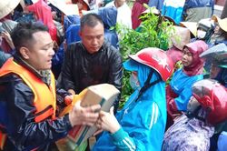 Mạnh thường quân trao quà vùng lũ lụt