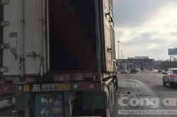 Xe container bốc cháy trước trạm thu phí cầu Đồng Nai, tài xế thoát nạn