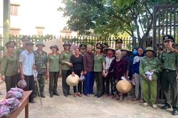 Chung tay chia sẻ khó khăn với người dân vùng lũ