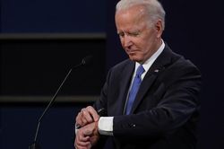 Khoảnh khắc gây chú ý của ông Biden