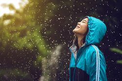 Vì sao không khí có mùi lạ sau mưa?