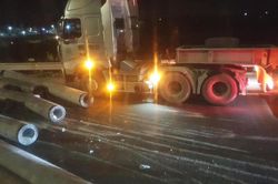 Cột điện văng từ xe container xuống đường cao tốc