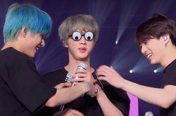 Học trò BTS quậy tanh bành, thầy giáo Jin còn cao tay hơn
