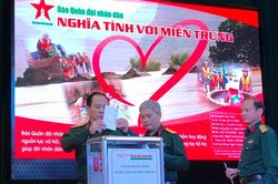 Nhiều tổ chức, đơn vị và đoàn thể quyên góp ủng hộ đồng bào lũ lụt miền trung