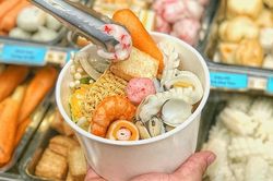 Lẩu ly tự chọn siêu rẻ chỉ bằng một gói mì... có gì bổ béo?