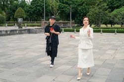 NSND Lê Khanh 'cầu cứu' NTK Đỗ Mạnh Cường trong lần đầu catwalk