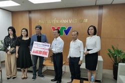 Hội Thừa phát lại TP Hà Nội trao tiền ủng hộ đồng bào miền Trung