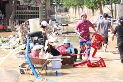 Miền Trung khắc phục hậu quả lũ lụt: Bới bùn vớt vát tài sản