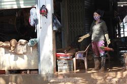 Sau lũ, rác thải tràn ngập, nguy cơ bùng phát dịch bệnh cao