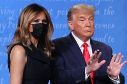 Bà Melania tái xuất hậu COVID-19, đeo khẩu trang đi cổ vũ ông Trump