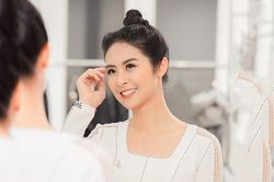 Ngọc Hân cùng dàn người đẹp mua váy của NTK Hà Duy ủng hộ miền Trung