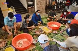 Gói bánh chưng, gửi 'yêu thương' về vùng lũ miền Trung
