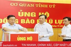 Cán bộ, công chức Hà Tĩnh quyên góp ủng hộ bà con vùng lũ
