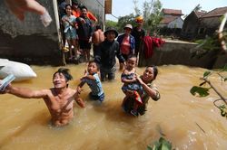 Cứu trợ người dân bị ảnh hưởng lũ nặng nề ở Quảng Binh
