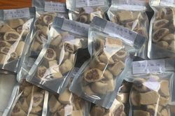 Nữ sinh viên ở Hà Nội tự tay làm 20kg bánh chả gửi bà con miền Trung