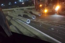 Hàng chục cột điện bê tông bị tuột rơi xuống cao tốc Pháp Vân - Cầu Giẽ, nhiều người may mắn thoát chết
