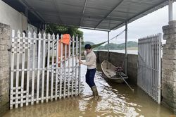 Người dân vùng bán ngập Vạn Thọ vật lộn với 'thủy thần'