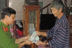 Bỏ quên 50 triệu đồng trong quần áo quyên góp lũ lụt miền Trung