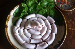 Bí quyết luộc lòng lợn trắng giòn, không dai
