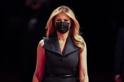 Bà Melania Trump lần đầu tái xuất sau khi mắc COVID-19, dự tranh luận trực tiếp