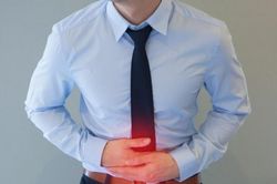 Đau bụng, đi ngoài phân nhầy sau mỗi lần uống rượu bia là bệnh gì?