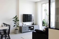Căn hộ tối giản có điểm nhấn là những bức tường kính