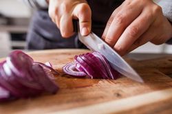 Làm thế nào để không bị chảy nước mắt khi cắt hành?