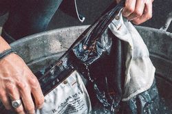 Victoria Beckham và CEO hãng Levi's không giặt quần jeans