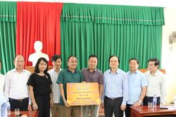Bộ trưởng GD-ĐT tới thăm thầy trò vùng lũ Quảng Bình, Hà Tĩnh