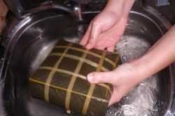 Cách bảo quản bánh chưng được lâu gửi đồng bào vùng lũ