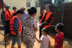 Đỗ Mỹ Linh và dàn Hoa hậu lội nước lũ, mang gần 1 tỷ đồng ủng hộ người dân Quảng Bình