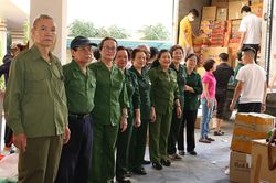 Mồ hôi xen lẫn nụ cười trên khuôn mặt các cựu TNXP góp sức hỗ trợ miền Trung ruột thịt