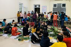 Các bác sĩ gói hơn 500 chiếc bánh chưng tiếp tế cho bà con miền Trung đang gồng mình chống lũ