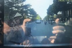 Clip: Cụ bà chạy xe đạp bất ngờ xuất hiện trước mũi xe và pha đạp phanh 'tê chân' của tài xế