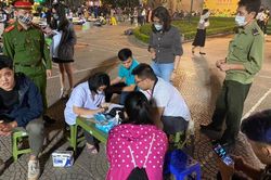 Hà Nội lập 15 chốt xử phạt các trường hợp không đeo khẩu trang ở bờ hồ Hoàn Kiếm, phố cổ