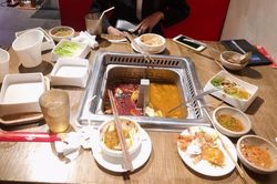 Dân mạng tranh cãi dữ dội câu chuyện khách bị phạt 200 nghìn đồng tại nhà hàng buffet do ăn không hết... 3 lạng rau